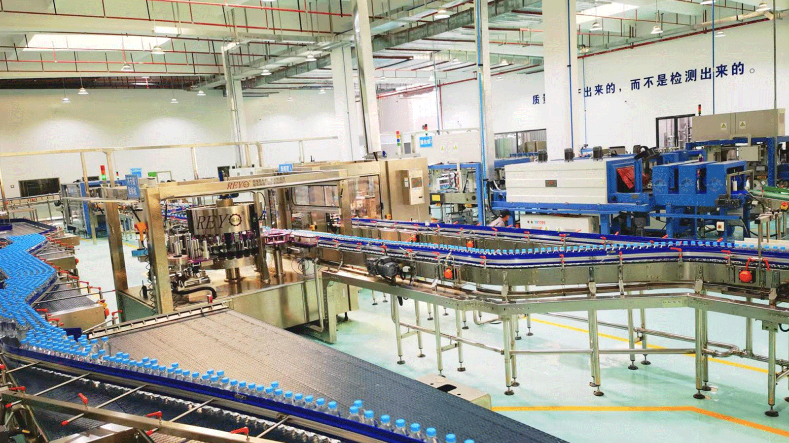 瓶装水自动化产线，体现天然水灌装工艺