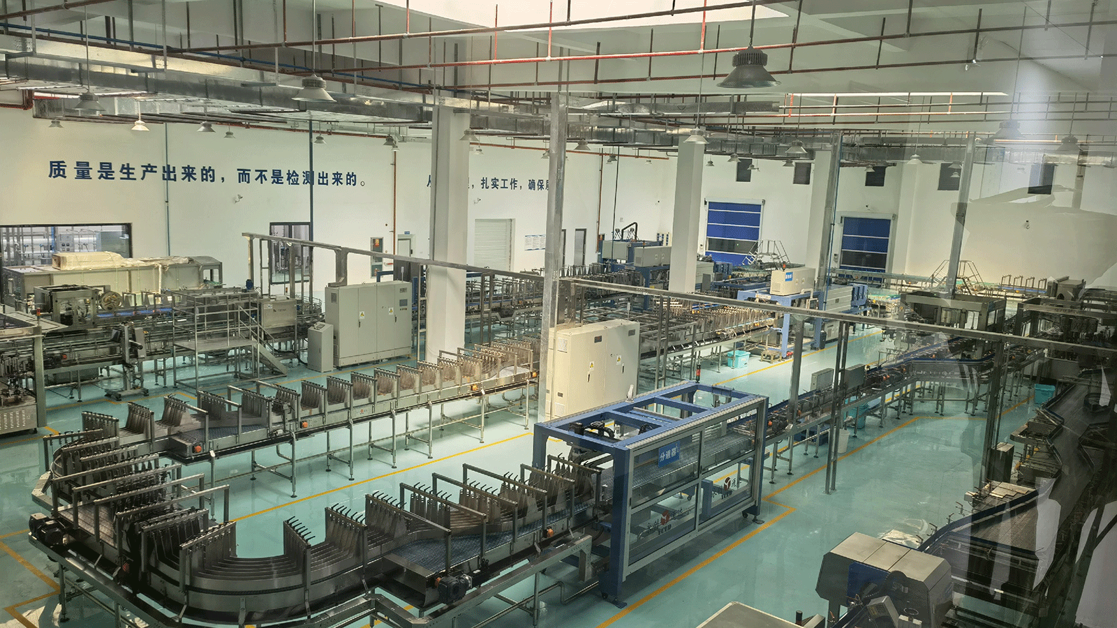 现代化仓储与洁净物流环境，象征规范化生产与储运